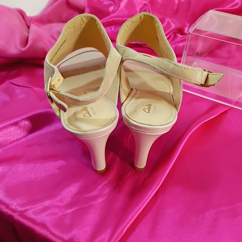 Clarks Women's SZ 12M LAURETI JOY Cream Suede Heeled Sandals Shoes. - Picture 7 of 9
